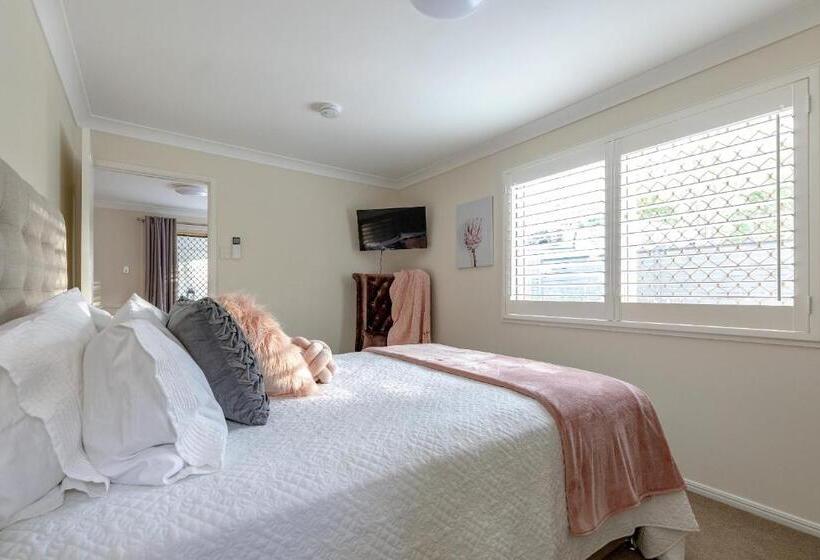 מוטל Woodford Gardens