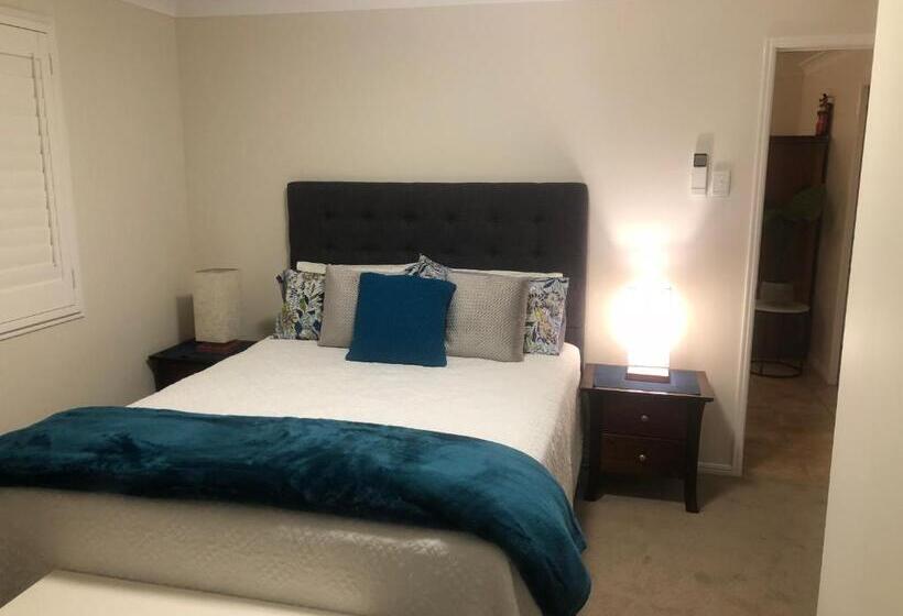 מוטל Woodford Gardens