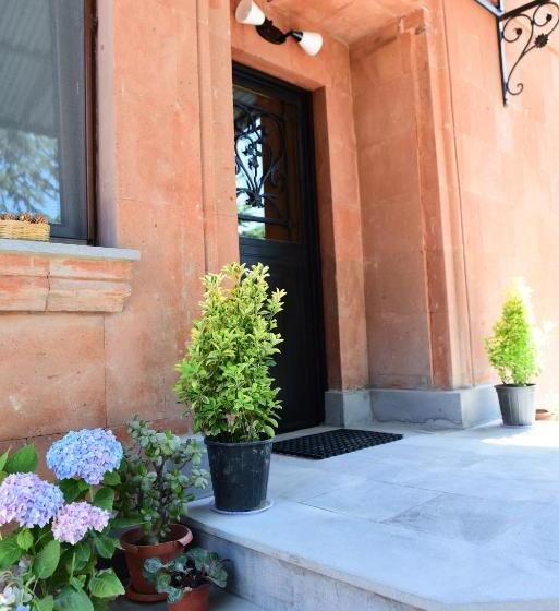 بنسيون Red House Hatis