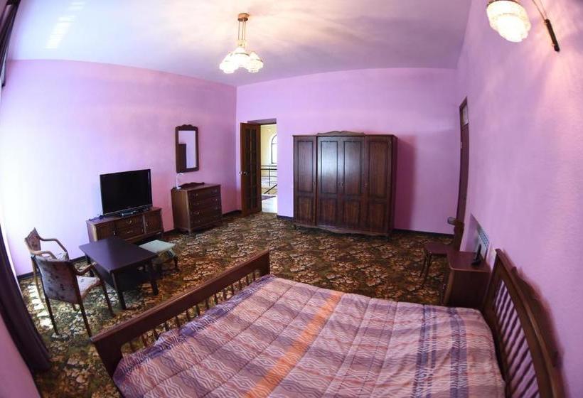 بنسيون Red House Hatis