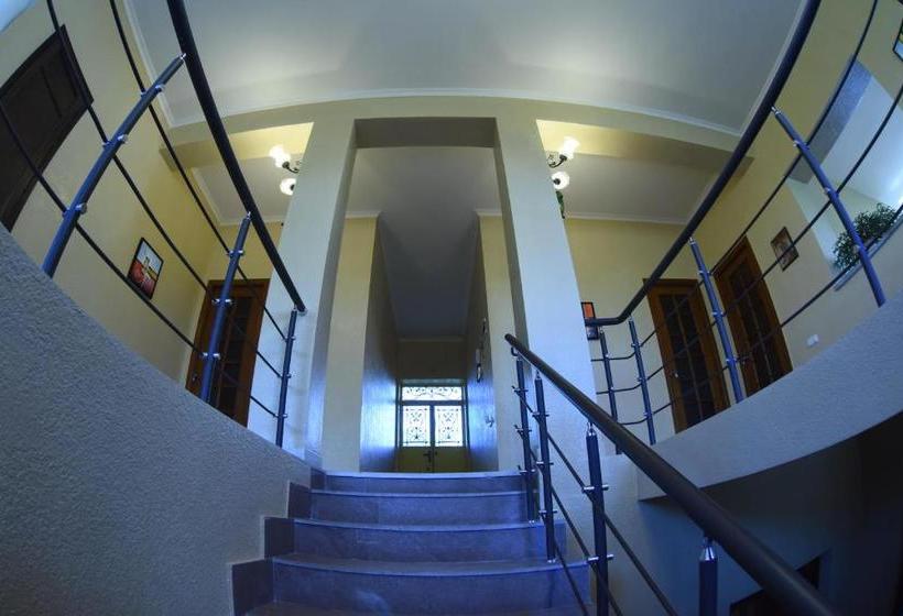 بنسيون Red House Hatis