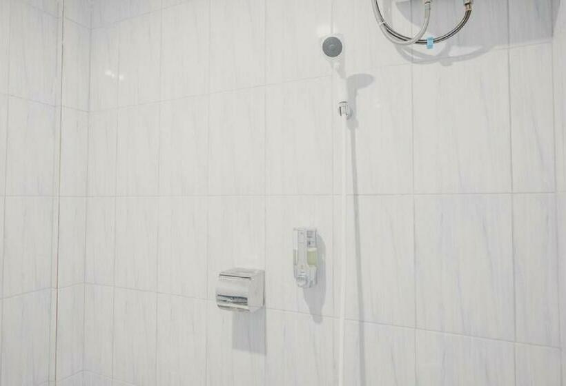 펜션 Reddoorz Near Nagoya Hill Batam 4