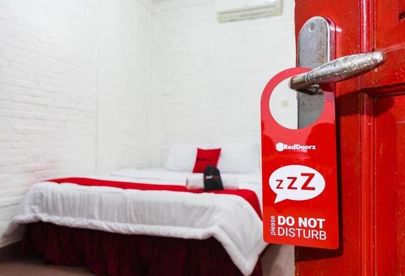 펜션 Reddoorz Near Universitas Pamulang