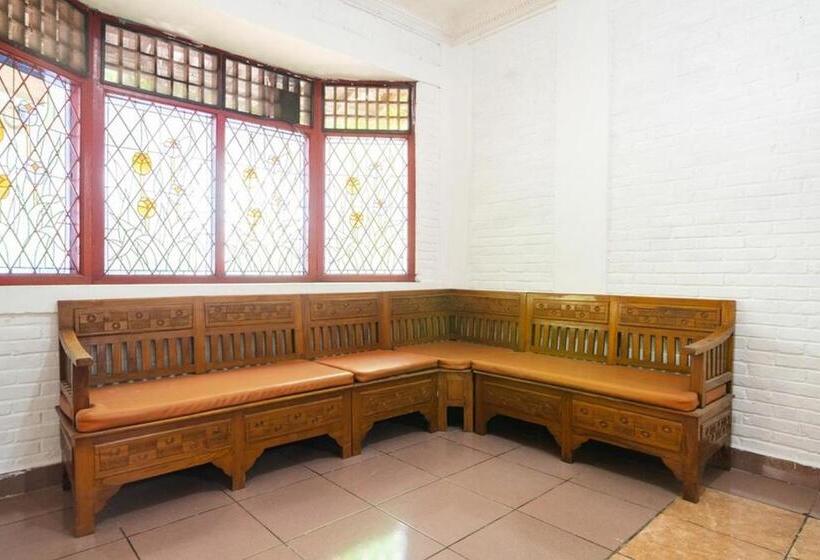 펜션 Reddoorz Near Universitas Pamulang