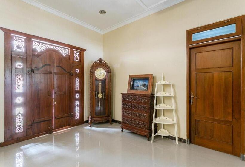 펜션 Reddoorz Syariah Near Exit Toll Banyumanik Semarang