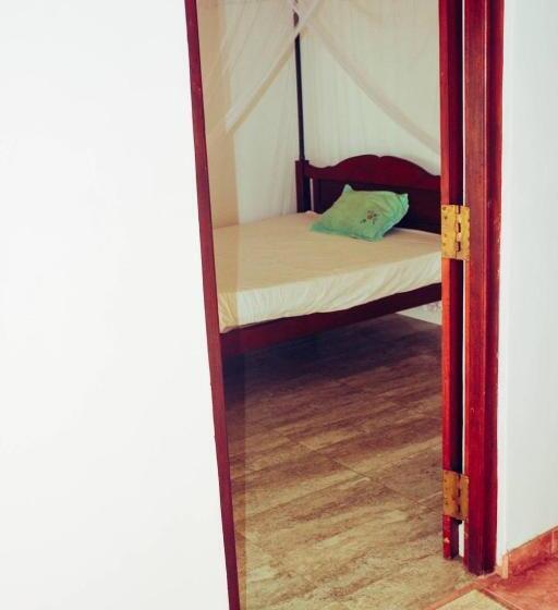 פנסיון The Wave Surf Inn Midigama