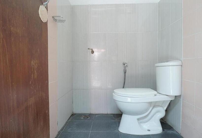 Reddoorz Hostel @ Borobudur Street