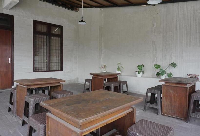 Reddoorz Hostel @ Borobudur Street