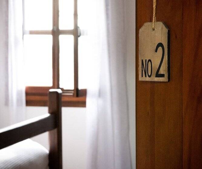 הוסטל The Table Guest House