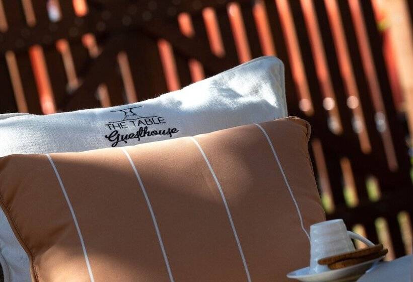 הוסטל The Table Guest House