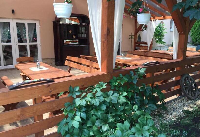 مبيت وإفطار Patavár Panzió étterem