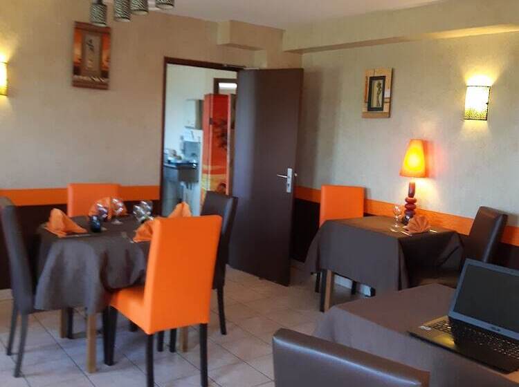 호텔 Logis Hôtel Les Confins Du Perche