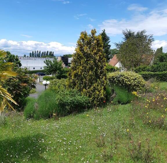 Отель Logis Hôtel Les Confins Du Perche