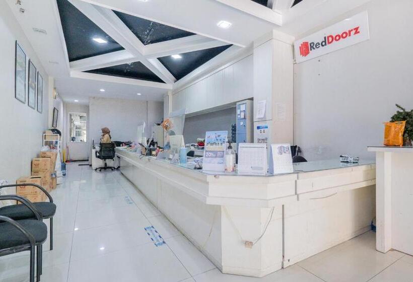 فندق Reddoorz @ Darmo Surabaya