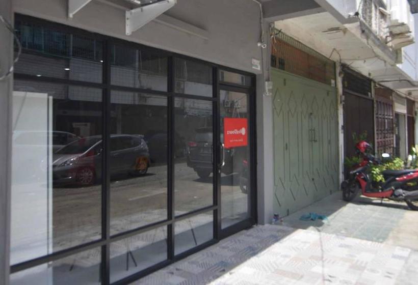 ホテル Reddoorz Hostel Syariah @ Peunayong Banda Aceh