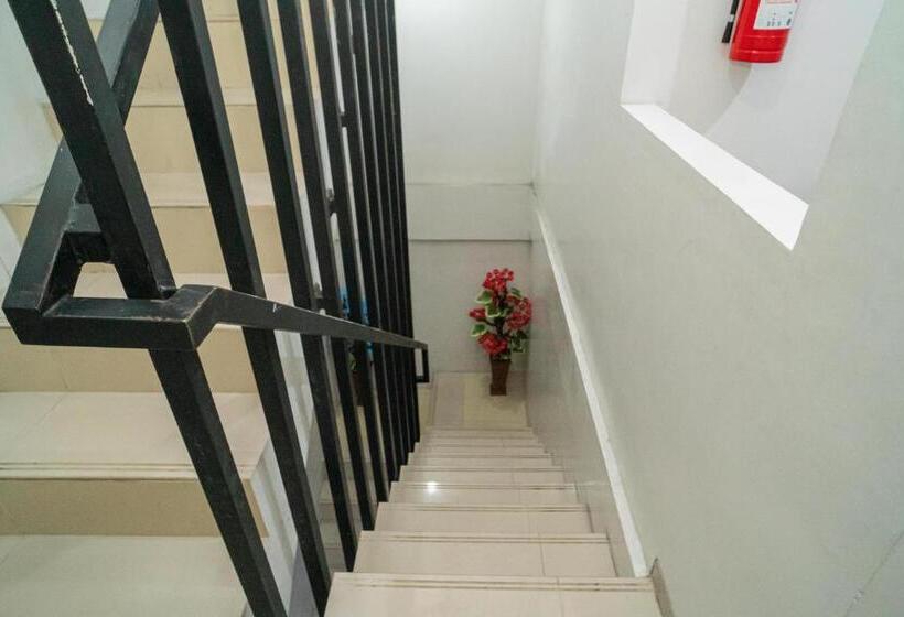 ホテル Reddoorz Plus At Merr Rungkut Jl Gunung Anyar