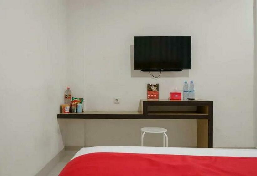 בית מלון כפרי Reddoorz Plus @ Cemara Asri Medan