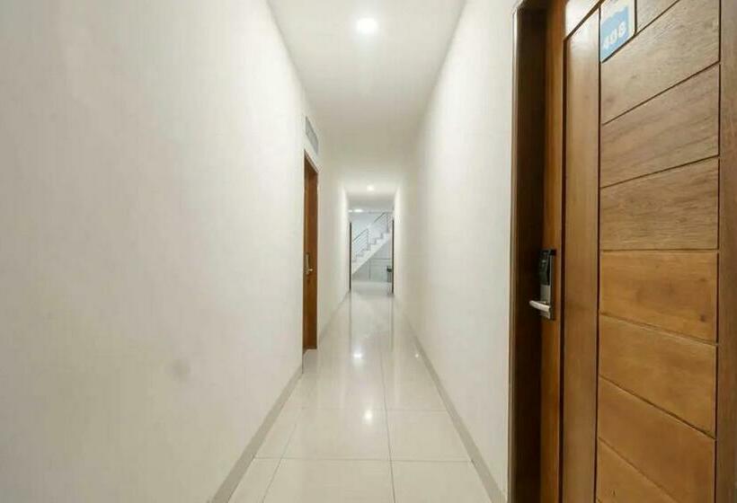 فندق Reddoorz Plus @ Cemara Asri Medan