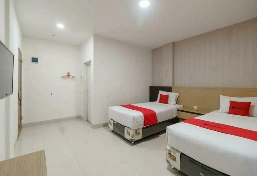 בית מלון כפרי Reddoorz Plus @ Cemara Asri Medan