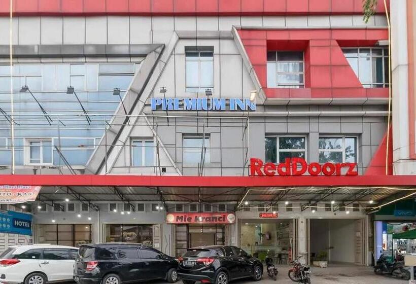 בית מלון כפרי Reddoorz Plus @ Cemara Asri Medan