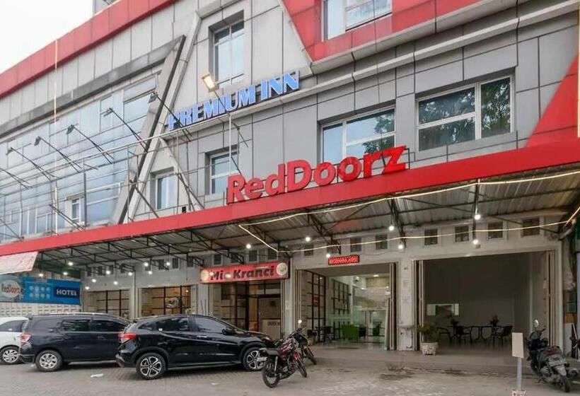 בית מלון כפרי Reddoorz Plus @ Cemara Asri Medan