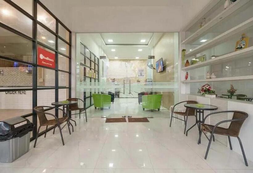 בית מלון כפרי Reddoorz Plus @ Cemara Asri Medan