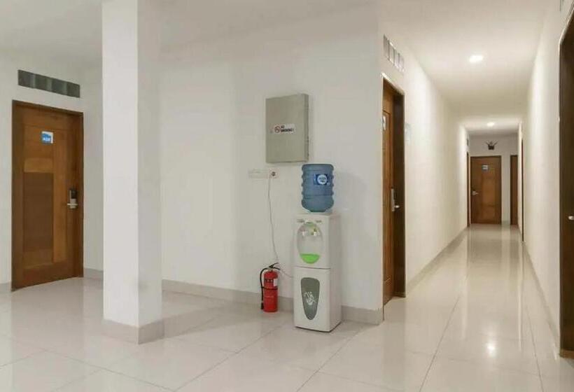 בית מלון כפרי Reddoorz Plus @ Cemara Asri Medan