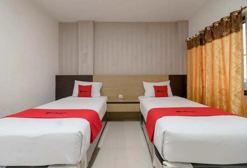 בית מלון כפרי Reddoorz Plus @ Cemara Asri Medan