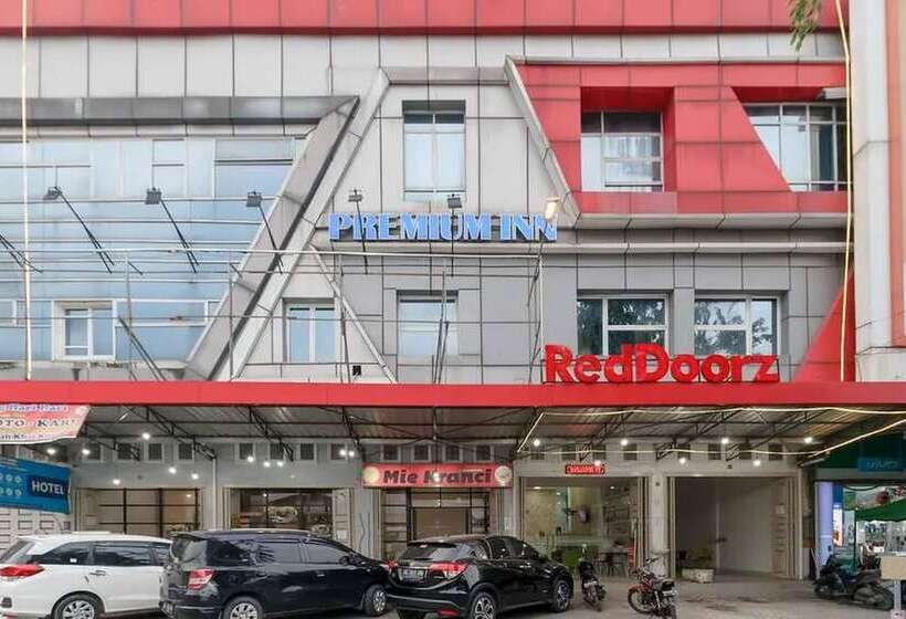 בית מלון כפרי Reddoorz Plus @ Cemara Asri Medan