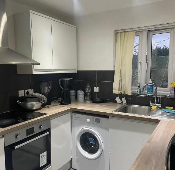 بنسيون A A Guest Rooms Thamesmead