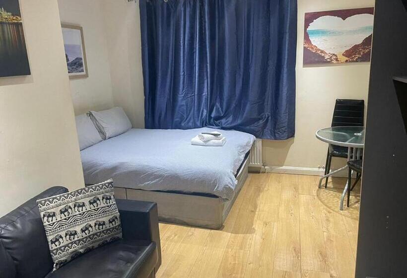 بنسيون A A Guest Rooms Thamesmead