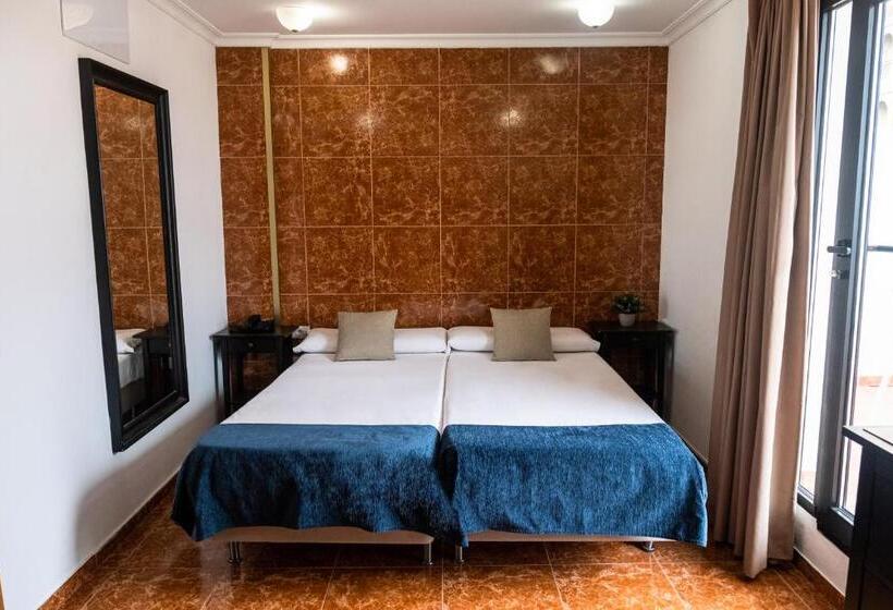 فندق Adonis Capital