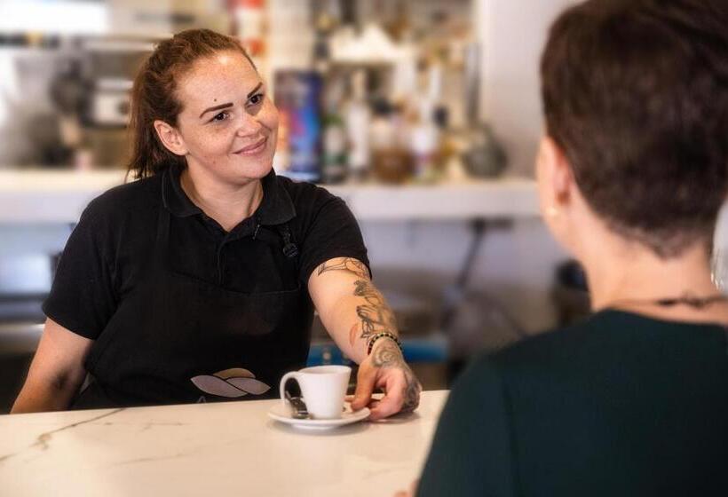 فندق Adonis Capital