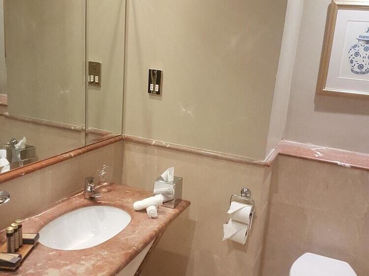 בית מלון כפרי Townhouse On The Green