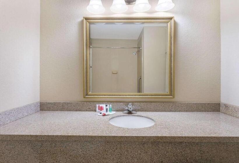 Отель Days Inn By Wyndham Semmes Mobile