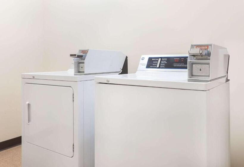 Отель Days Inn By Wyndham Semmes Mobile