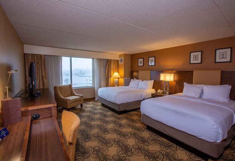 فندق Doubletree By Hilton Bay City Riverfront