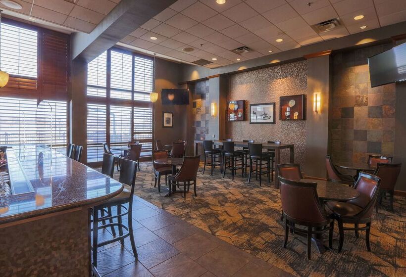 فندق Doubletree By Hilton Bay City Riverfront