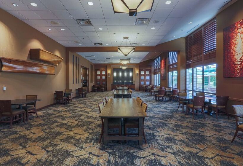 فندق Doubletree By Hilton Bay City Riverfront