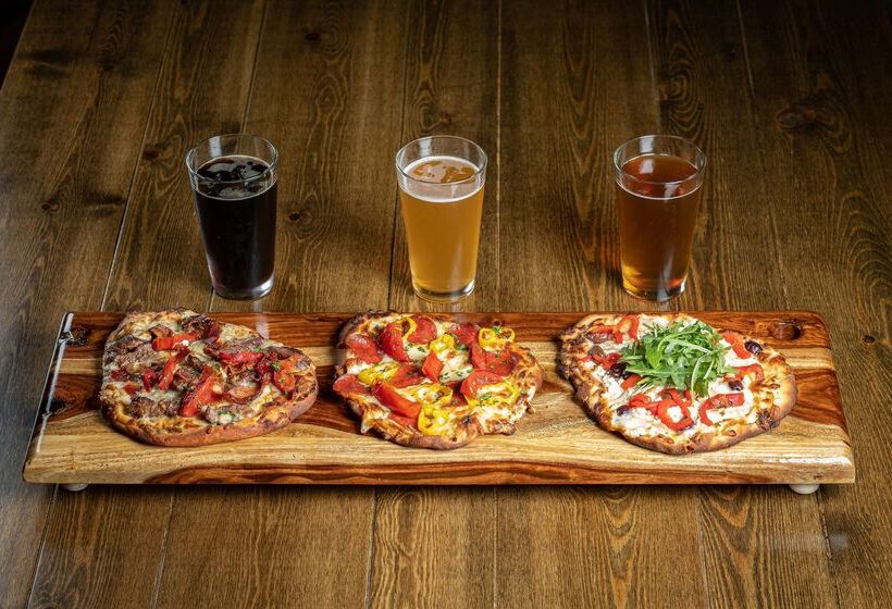 فندق Doubletree By Hilton Bay City Riverfront