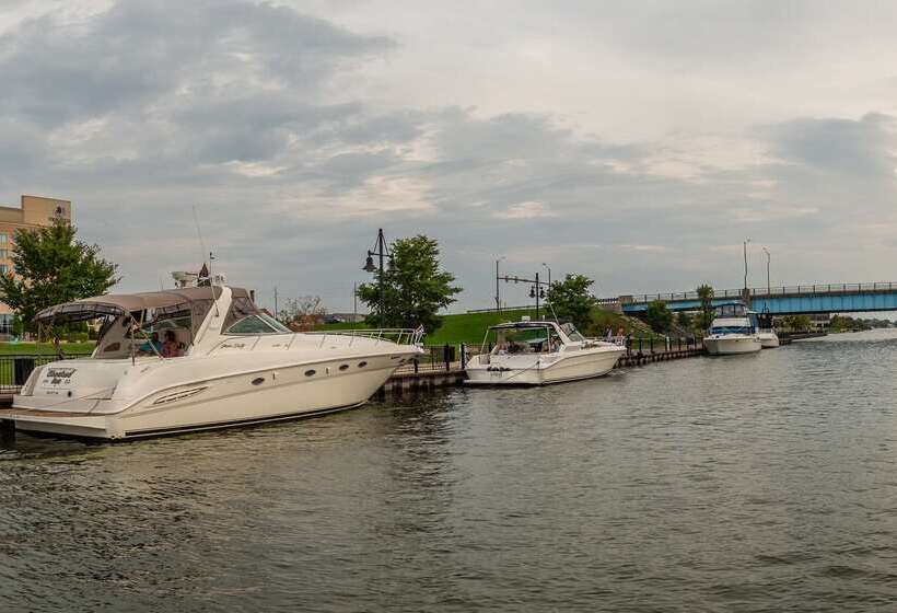 فندق Doubletree By Hilton Bay City Riverfront