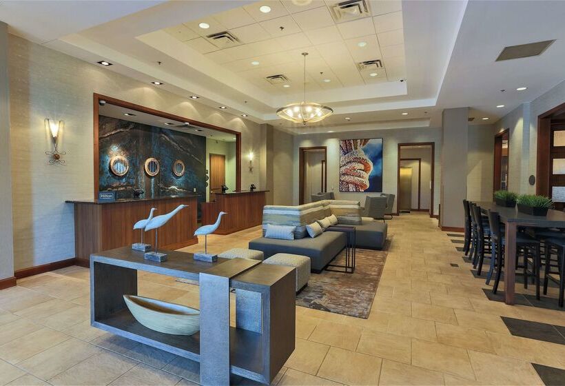 فندق Doubletree By Hilton Bay City Riverfront