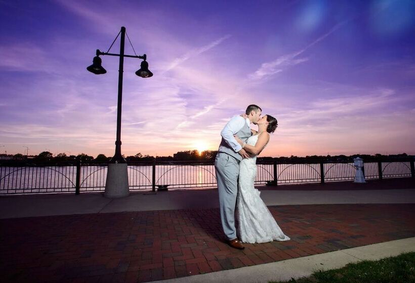 فندق Doubletree By Hilton Bay City Riverfront