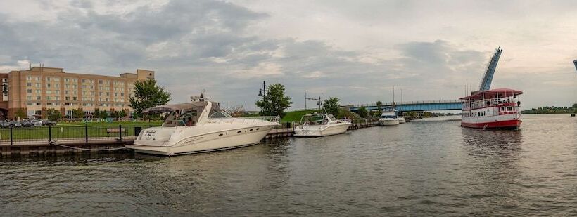 فندق Doubletree By Hilton Bay City Riverfront