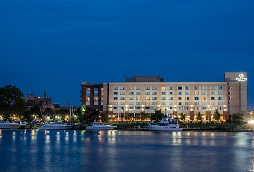 فندق Doubletree By Hilton Bay City Riverfront