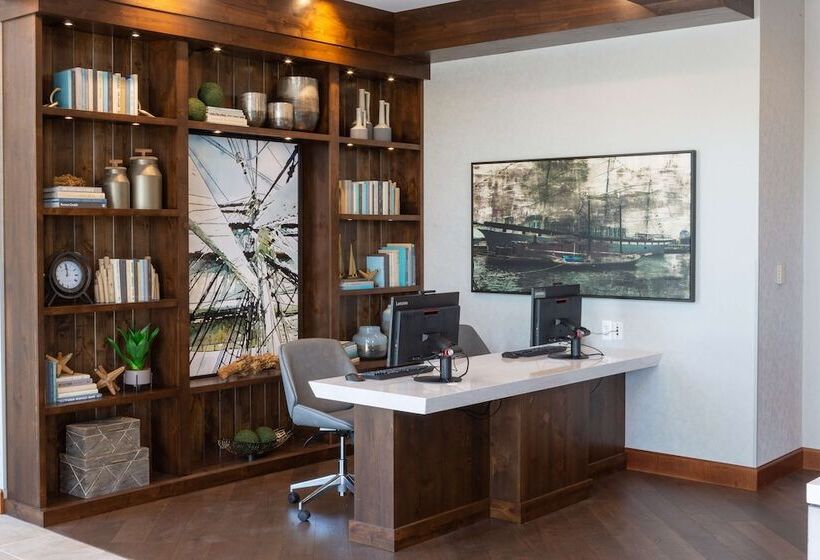 فندق Doubletree By Hilton Bay City Riverfront