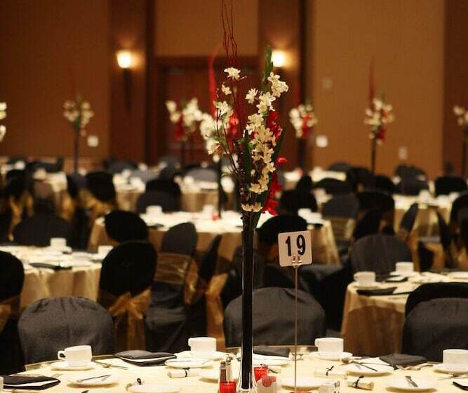 فندق Doubletree By Hilton Bay City Riverfront