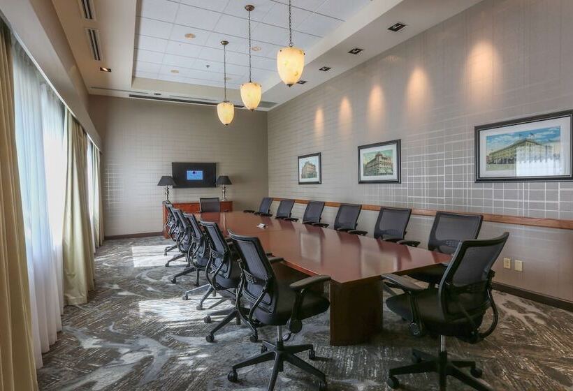 فندق Doubletree By Hilton Bay City Riverfront