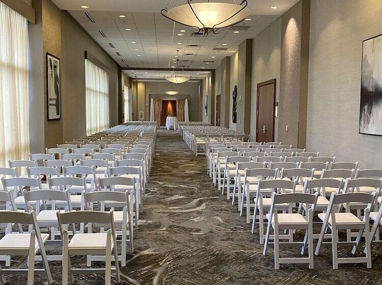 فندق Doubletree By Hilton Bay City Riverfront