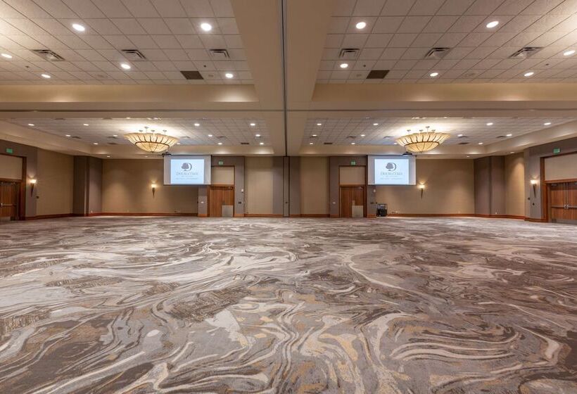 فندق Doubletree By Hilton Bay City Riverfront